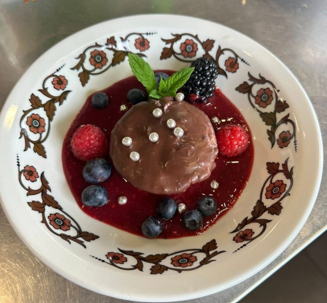 Dessert chocolat avec coulis de fruits rouges, mûres, myrtilles et framboises