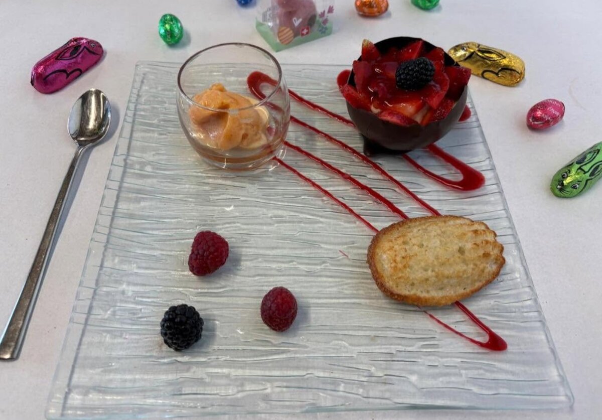 Dessert de Pâques au chocolat, fruits rouges et sorbet