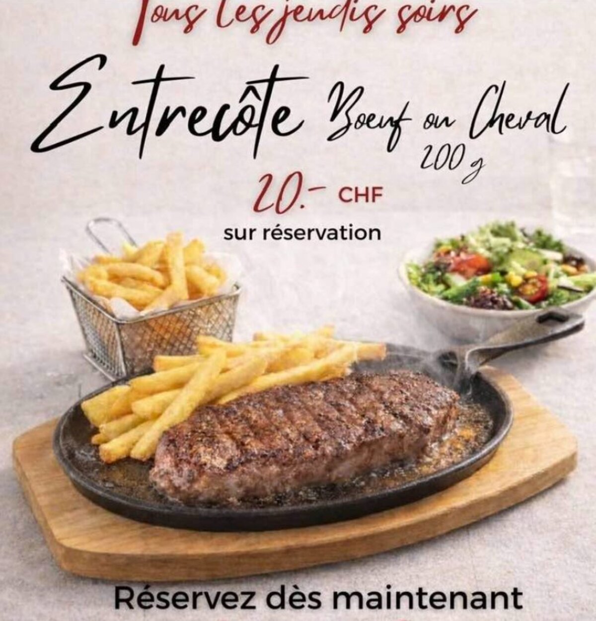 Entrecôte de bœuf grillée avec frites et salade verte, servie tous les jeudis soirs au Béa-Ba