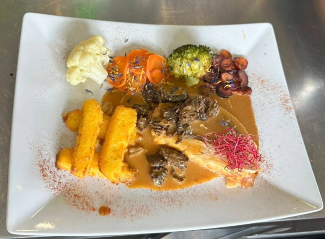 Croûte aux morilles servie avec polenta et légumes au Béa-Ba