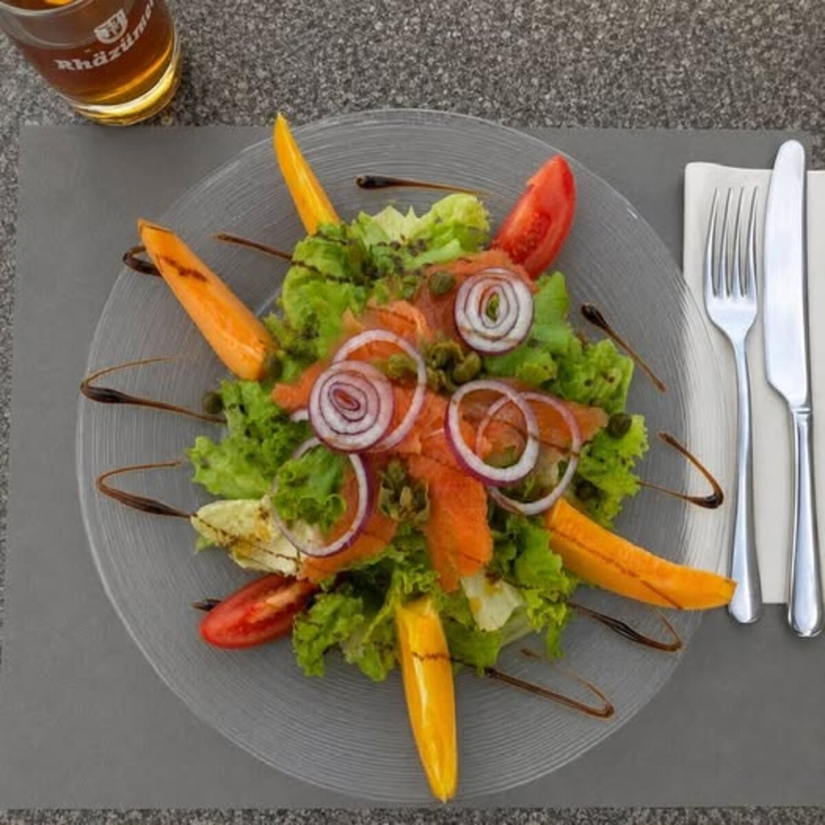 Salade jurassienne avec saumon fumé, oignons et tomates
