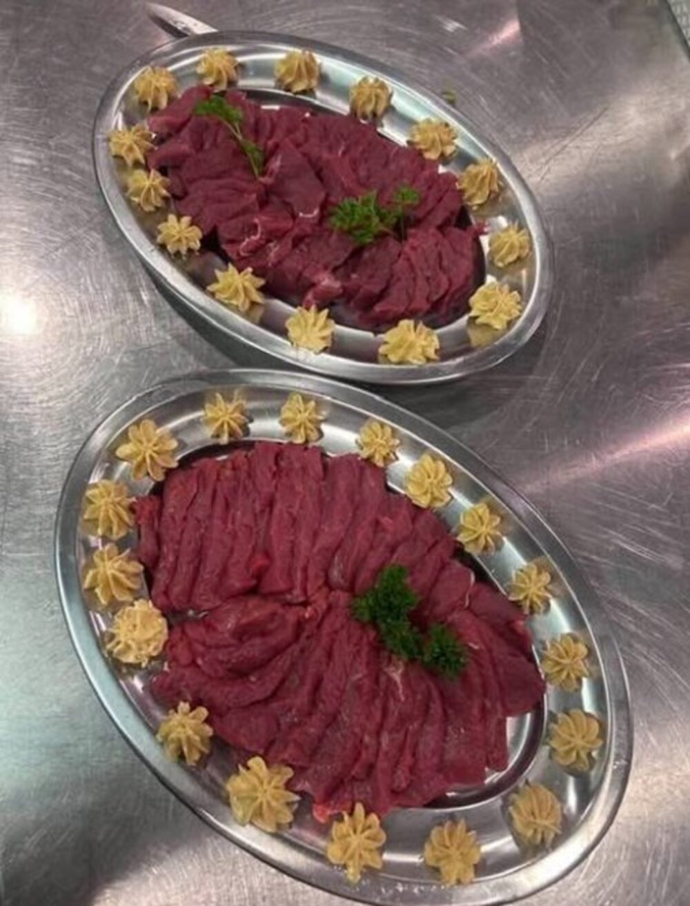 Tartare de bœuf préparé maison au Béa-Ba, servi sur grands plats